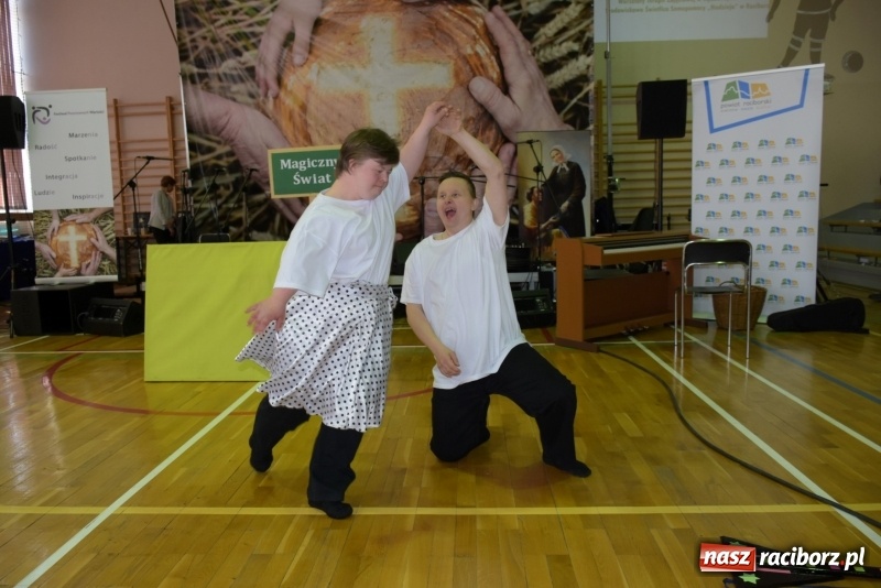 Zdjęcie w galerii na portalu naszraciborz.pl: W Bieńkowicach promowali pozytywne wartości wiadomości z regionu