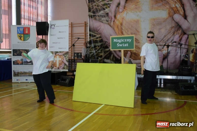 Zdjęcie w galerii na portalu naszraciborz.pl: W Bieńkowicach promowali pozytywne wartości wiadomości z regionu