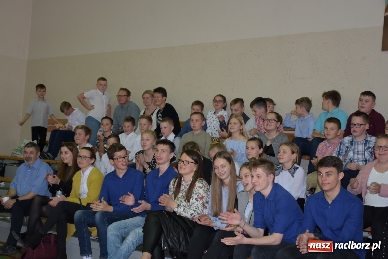 Zdjęcie w galerii na portalu naszraciborz.pl: W Bieńkowicach promowali pozytywne wartości wiadomości z regionu