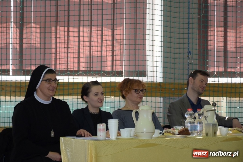 Zdjęcie w galerii na portalu naszraciborz.pl: W Bieńkowicach promowali pozytywne wartości wiadomości z regionu