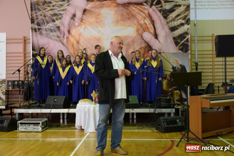 Zdjęcie w galerii na portalu naszraciborz.pl: W Bieńkowicach promowali pozytywne wartości wiadomości z regionu