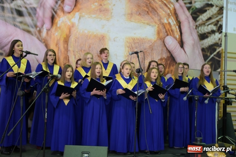 Zdjęcie w galerii na portalu naszraciborz.pl: W Bieńkowicach promowali pozytywne wartości wiadomości z regionu