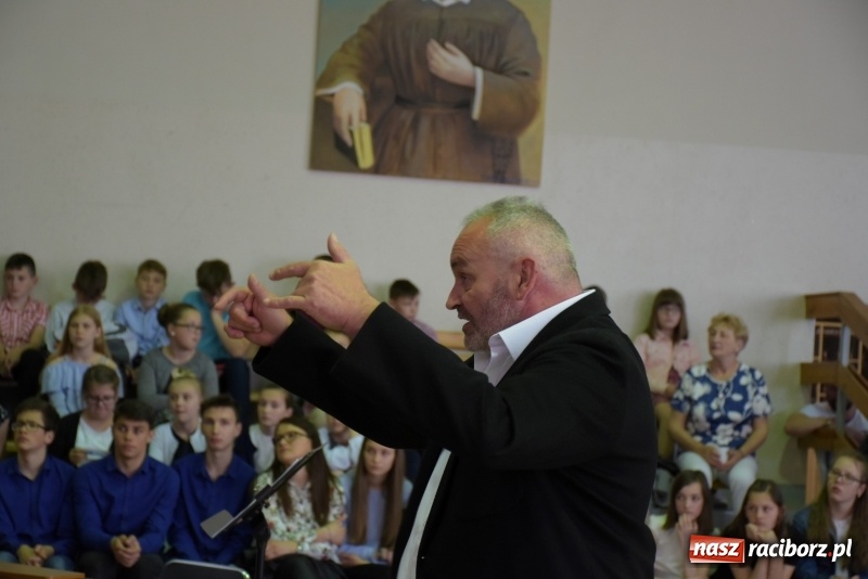 Zdjęcie w galerii na portalu naszraciborz.pl: W Bieńkowicach promowali pozytywne wartości wiadomości z regionu