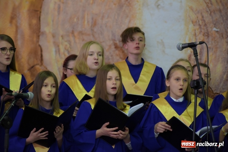 Zdjęcie w galerii na portalu naszraciborz.pl: W Bieńkowicach promowali pozytywne wartości wiadomości z regionu