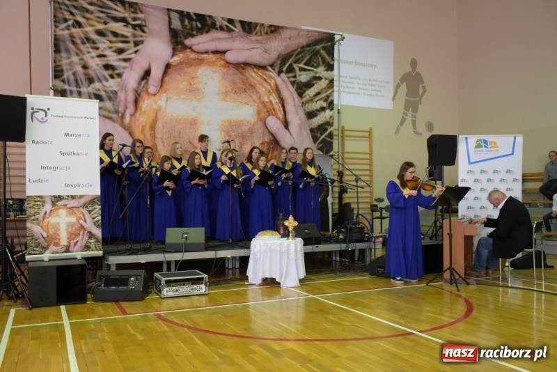 Zdjęcie w galerii na portalu naszraciborz.pl: W Bieńkowicach promowali pozytywne wartości wiadomości z regionu