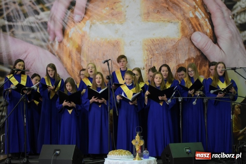 Zdjęcie w galerii na portalu naszraciborz.pl: W Bieńkowicach promowali pozytywne wartości wiadomości z regionu