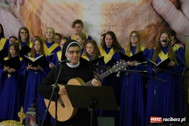 Zdjęcie w galerii na portalu naszraciborz.pl: W Bieńkowicach promowali pozytywne wartości wiadomości z regionu