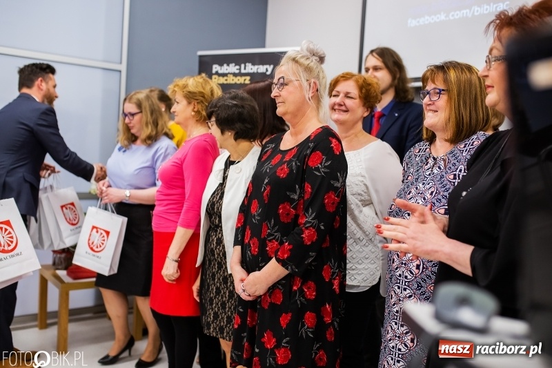 Zdjęcie w galerii na portalu naszraciborz.pl: Krzewienie ducha czytelnictwa to misja. Dzień Bibliotekarza w raciborskiej książnicy wiadomości z regionu