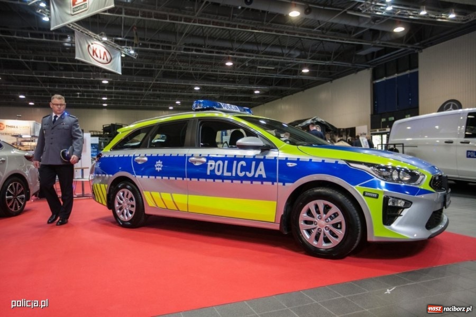 Zdjęcie w galerii na portalu naszraciborz.pl: Jak wam się podoba nowe oznaczenie radiowozów i umundurowanie policji [FOTO] wiadomości z regionu