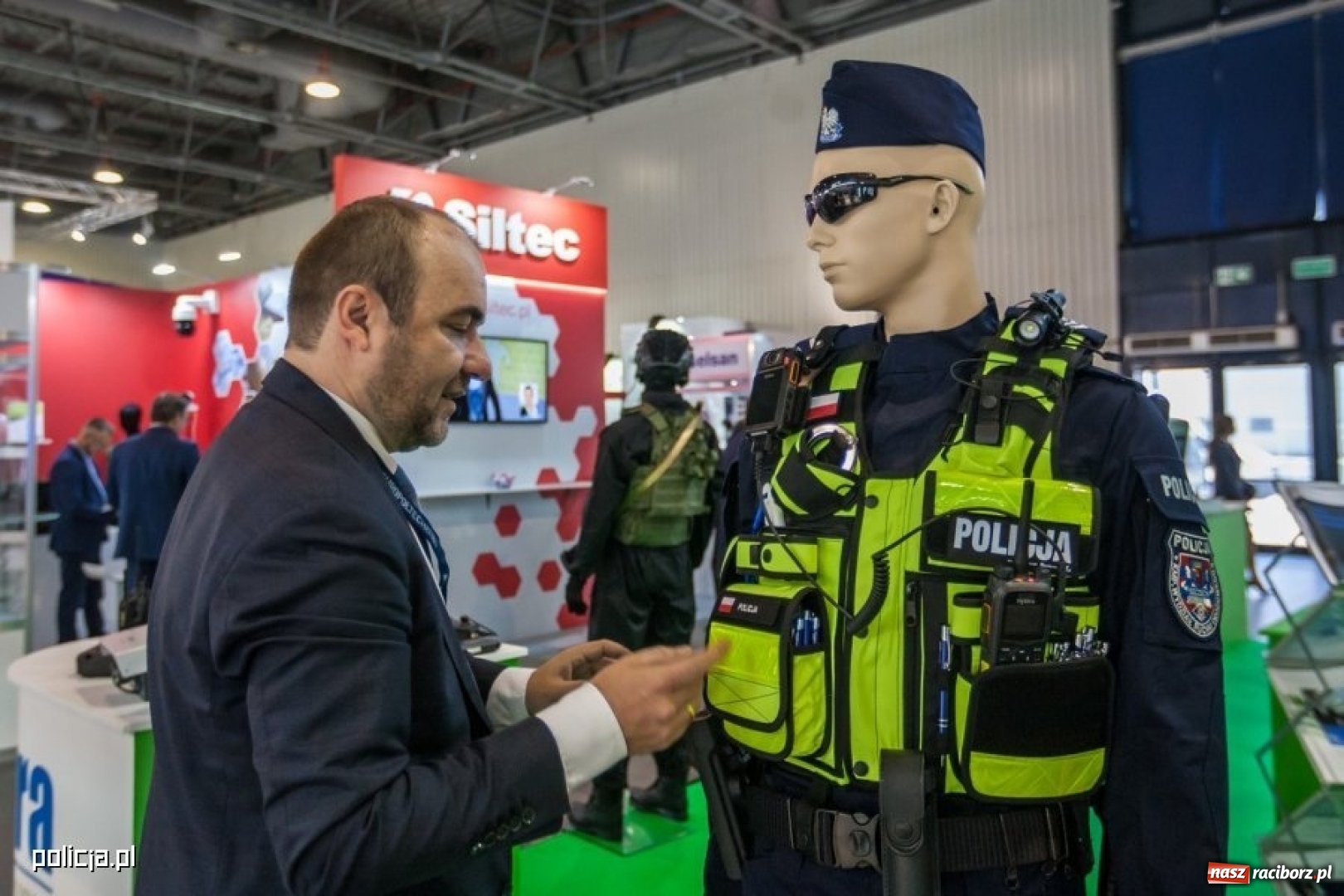 Zdjęcie w galerii na portalu naszraciborz.pl: Jak wam się podoba nowe oznaczenie radiowozów i umundurowanie policji [FOTO] wiadomości z regionu