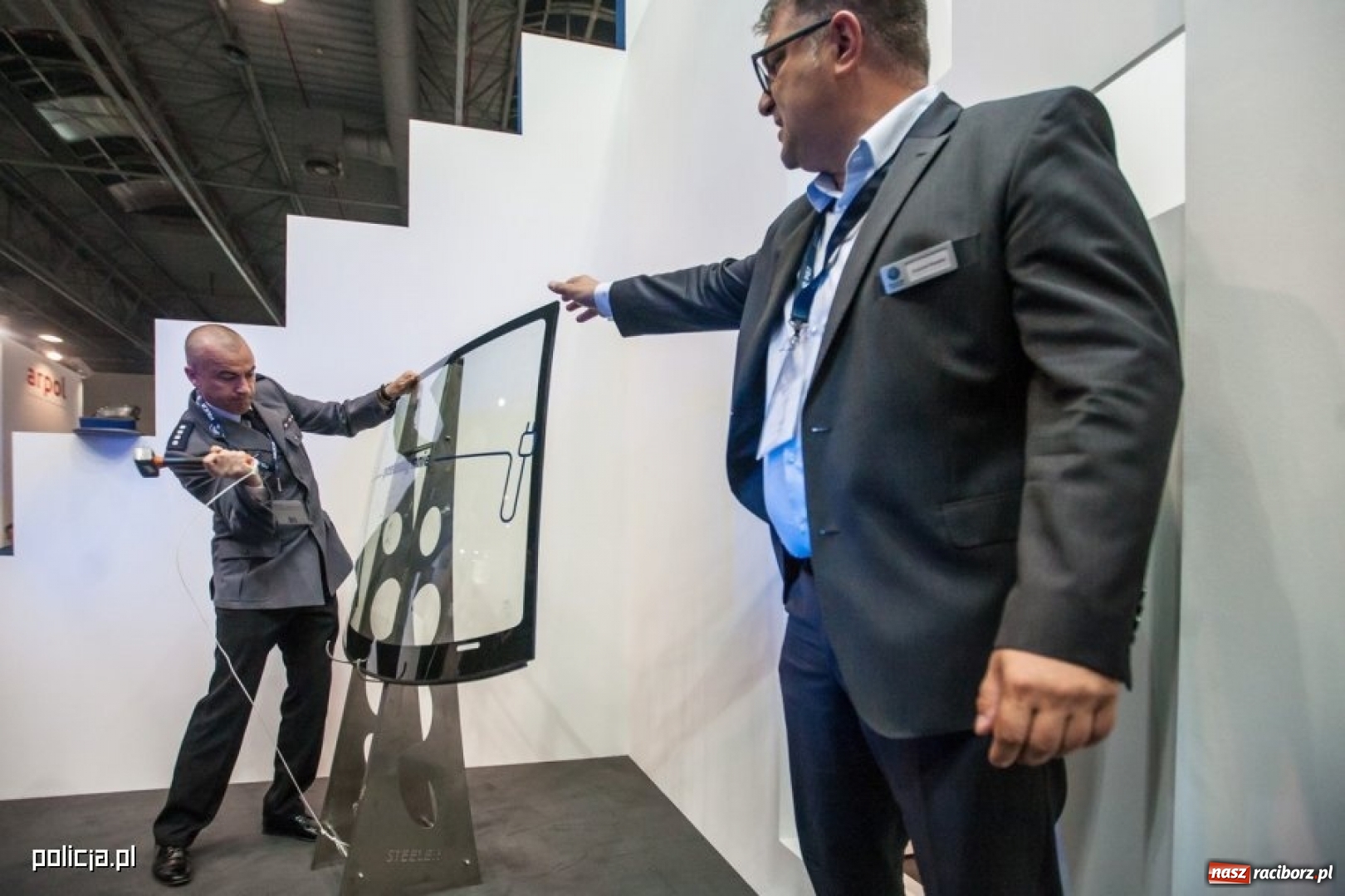 Zdjęcie w galerii na portalu naszraciborz.pl: Jak wam się podoba nowe oznaczenie radiowozów i umundurowanie policji [FOTO] wiadomości z regionu