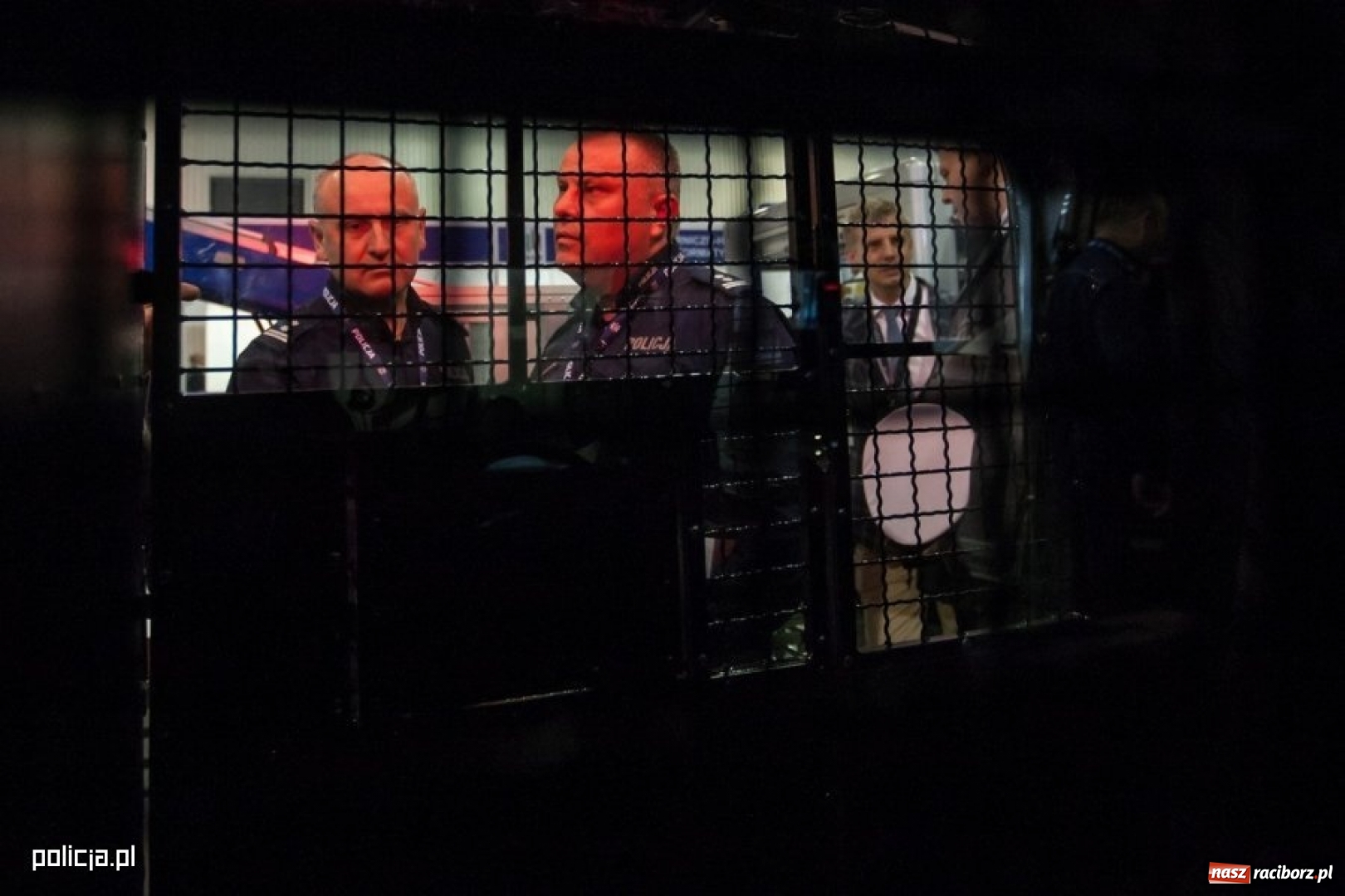 Zdjęcie w galerii na portalu naszraciborz.pl: Jak wam się podoba nowe oznaczenie radiowozów i umundurowanie policji [FOTO] wiadomości z regionu