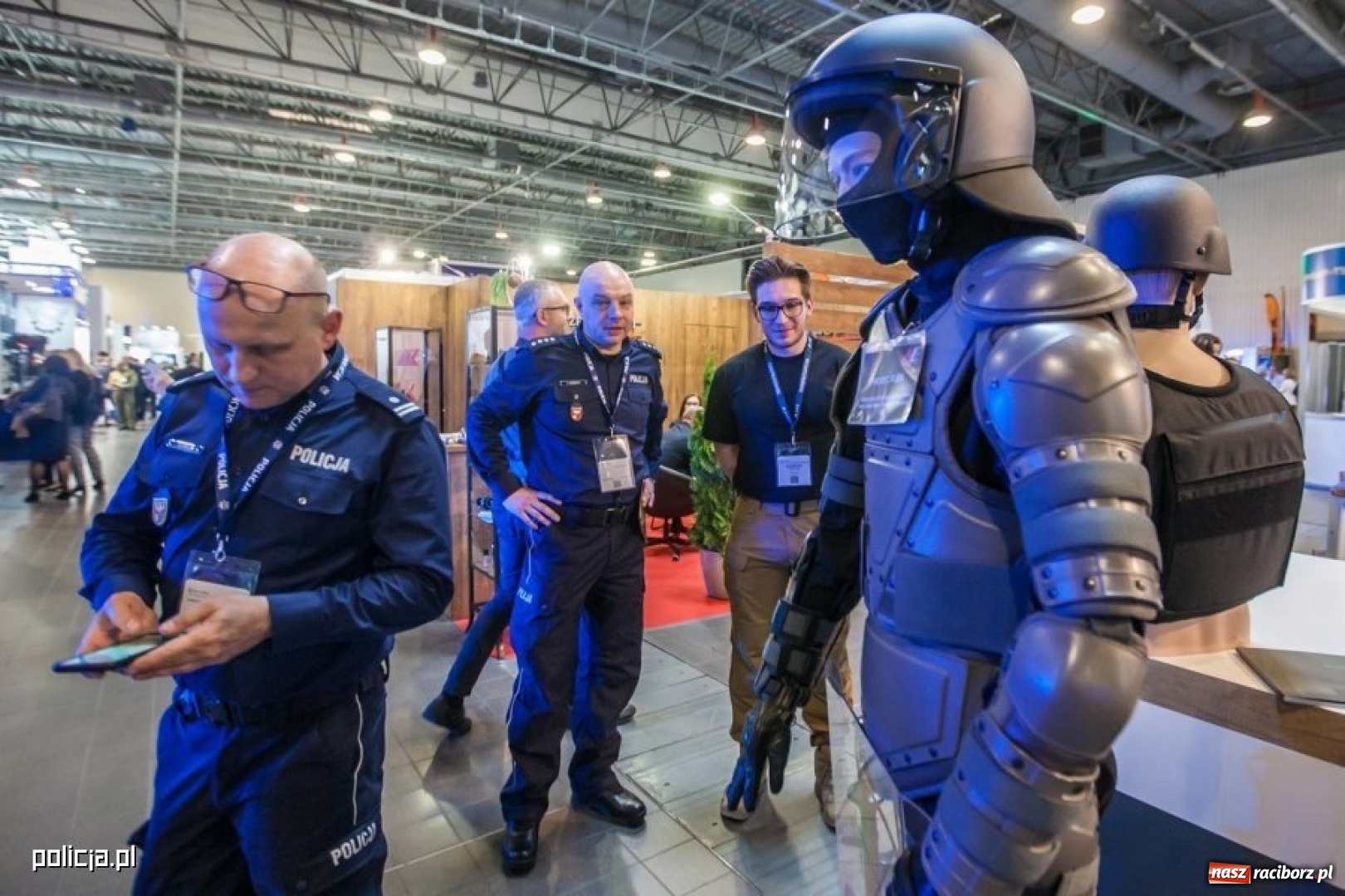 Zdjęcie w galerii na portalu naszraciborz.pl: Jak wam się podoba nowe oznaczenie radiowozów i umundurowanie policji [FOTO] wiadomości z regionu