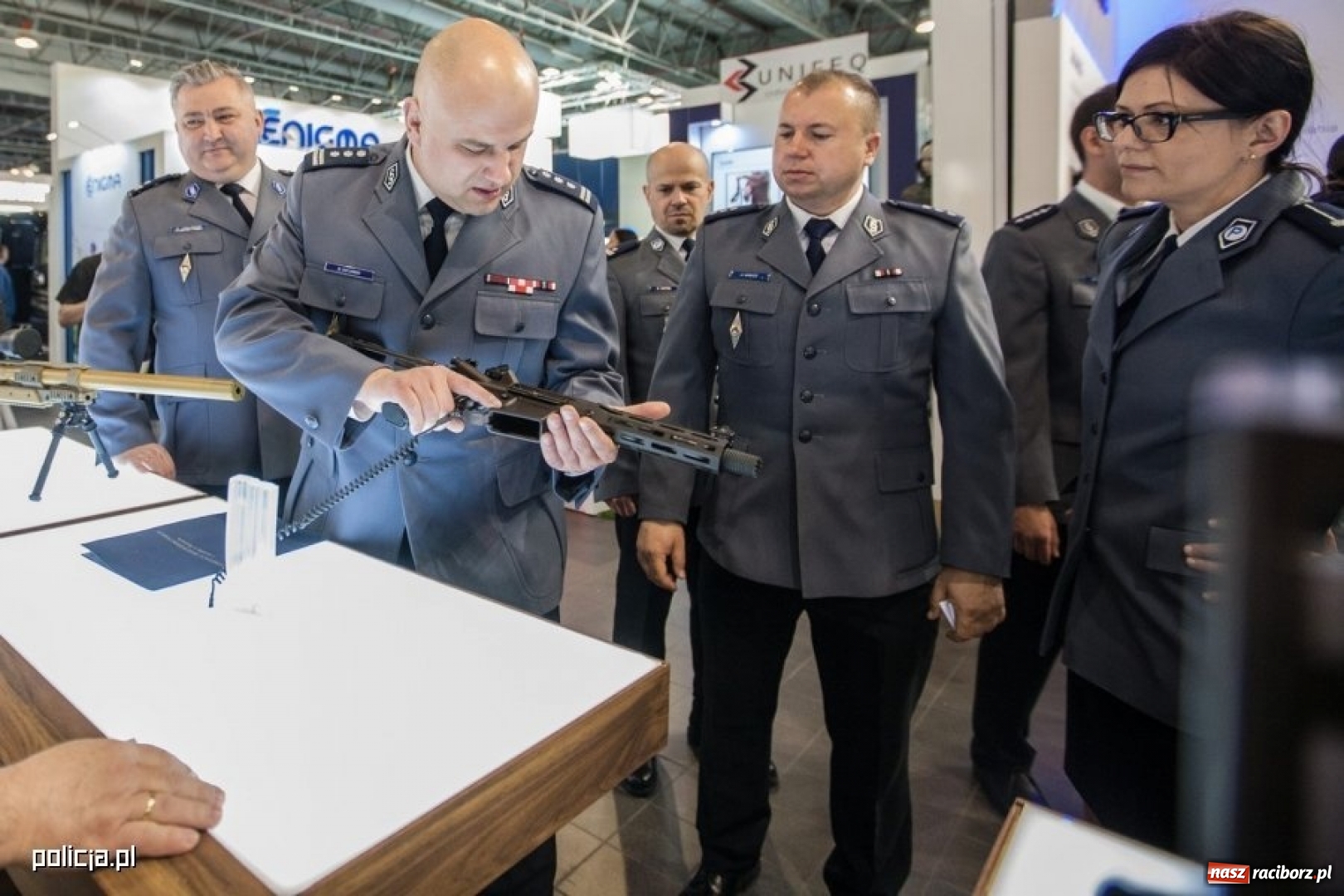Zdjęcie w galerii na portalu naszraciborz.pl: Jak wam się podoba nowe oznaczenie radiowozów i umundurowanie policji [FOTO] wiadomości z regionu
