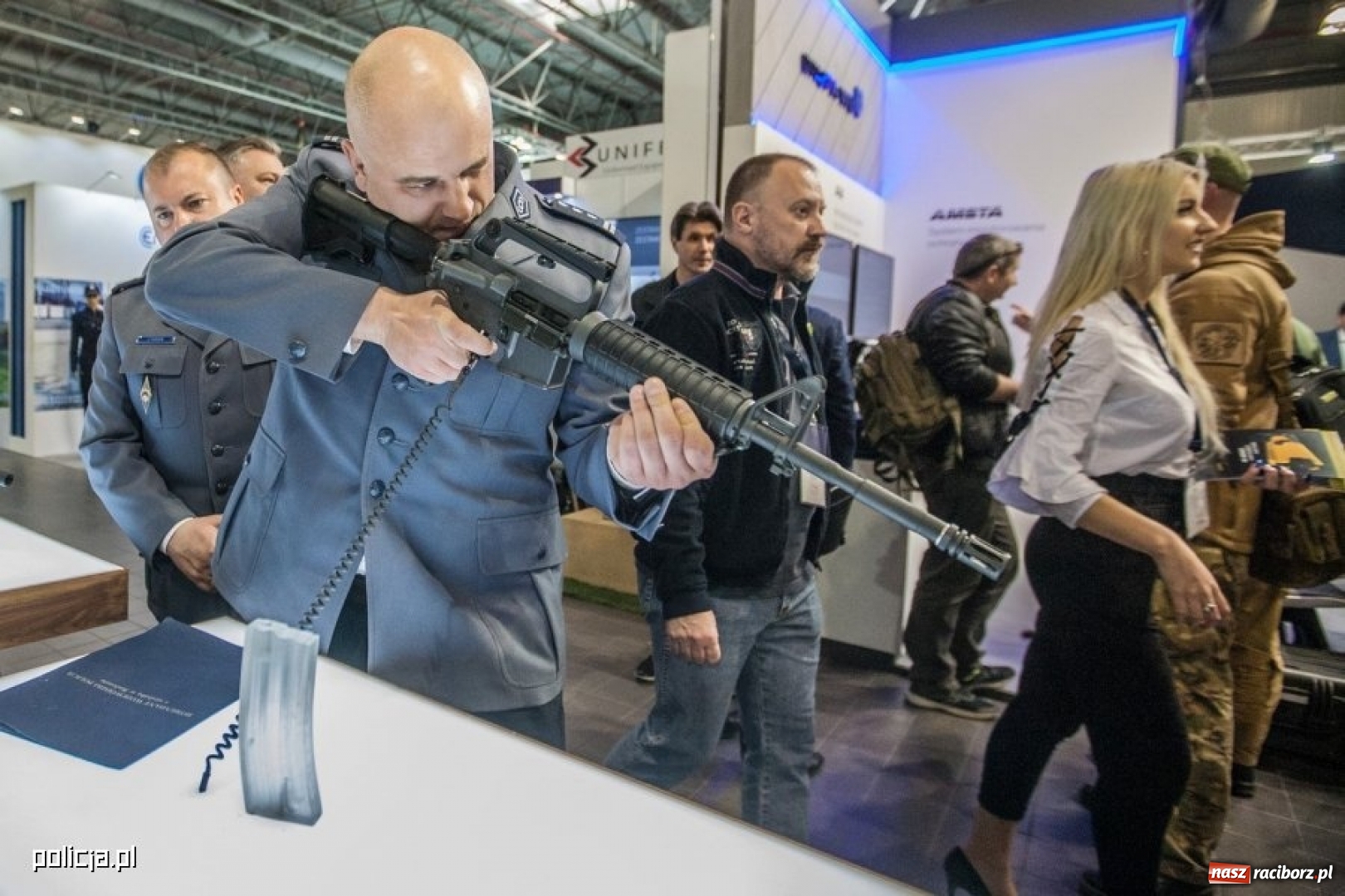Zdjęcie w galerii na portalu naszraciborz.pl: Jak wam się podoba nowe oznaczenie radiowozów i umundurowanie policji [FOTO] wiadomości z regionu