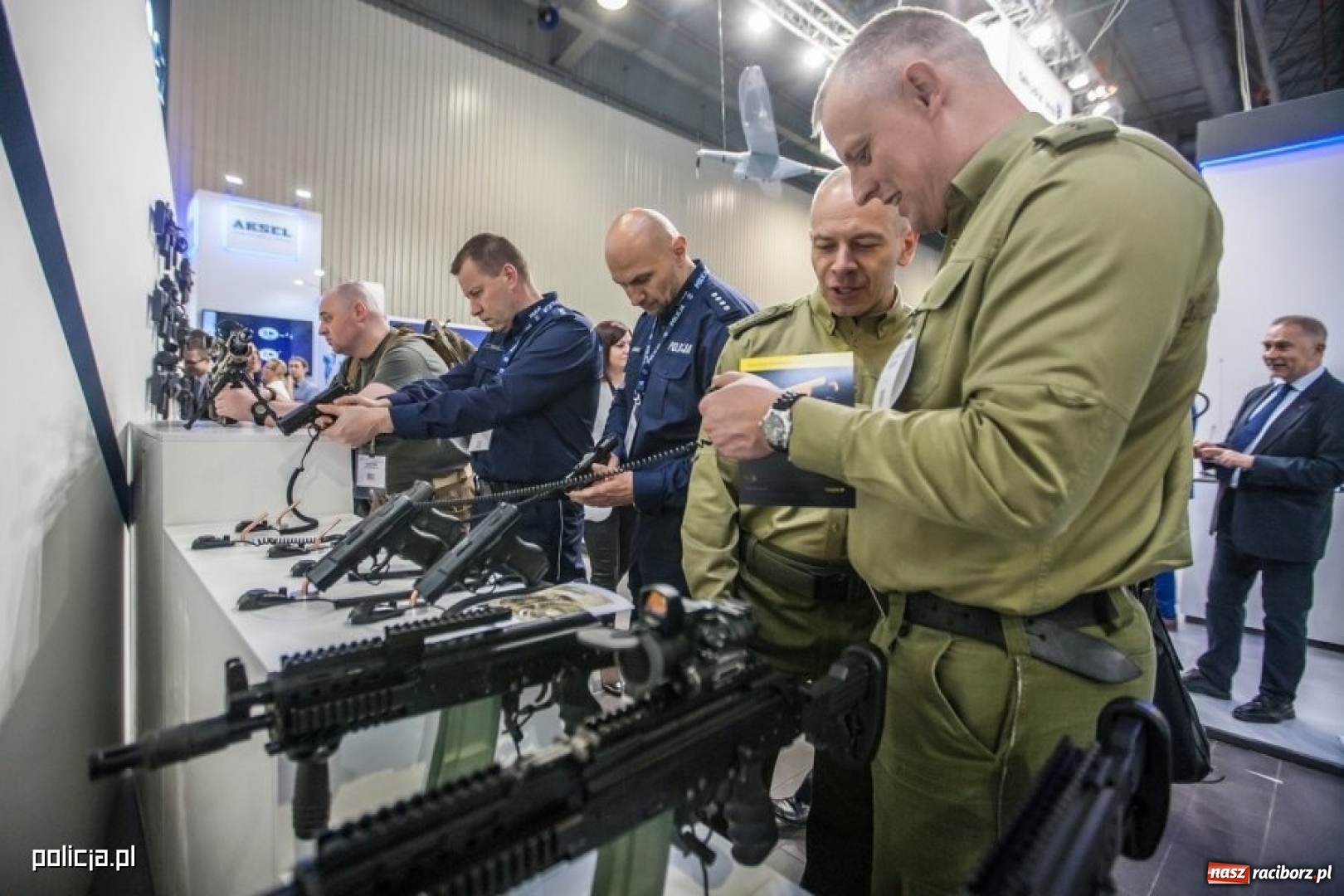 Zdjęcie w galerii na portalu naszraciborz.pl: Jak wam się podoba nowe oznaczenie radiowozów i umundurowanie policji [FOTO] wiadomości z regionu