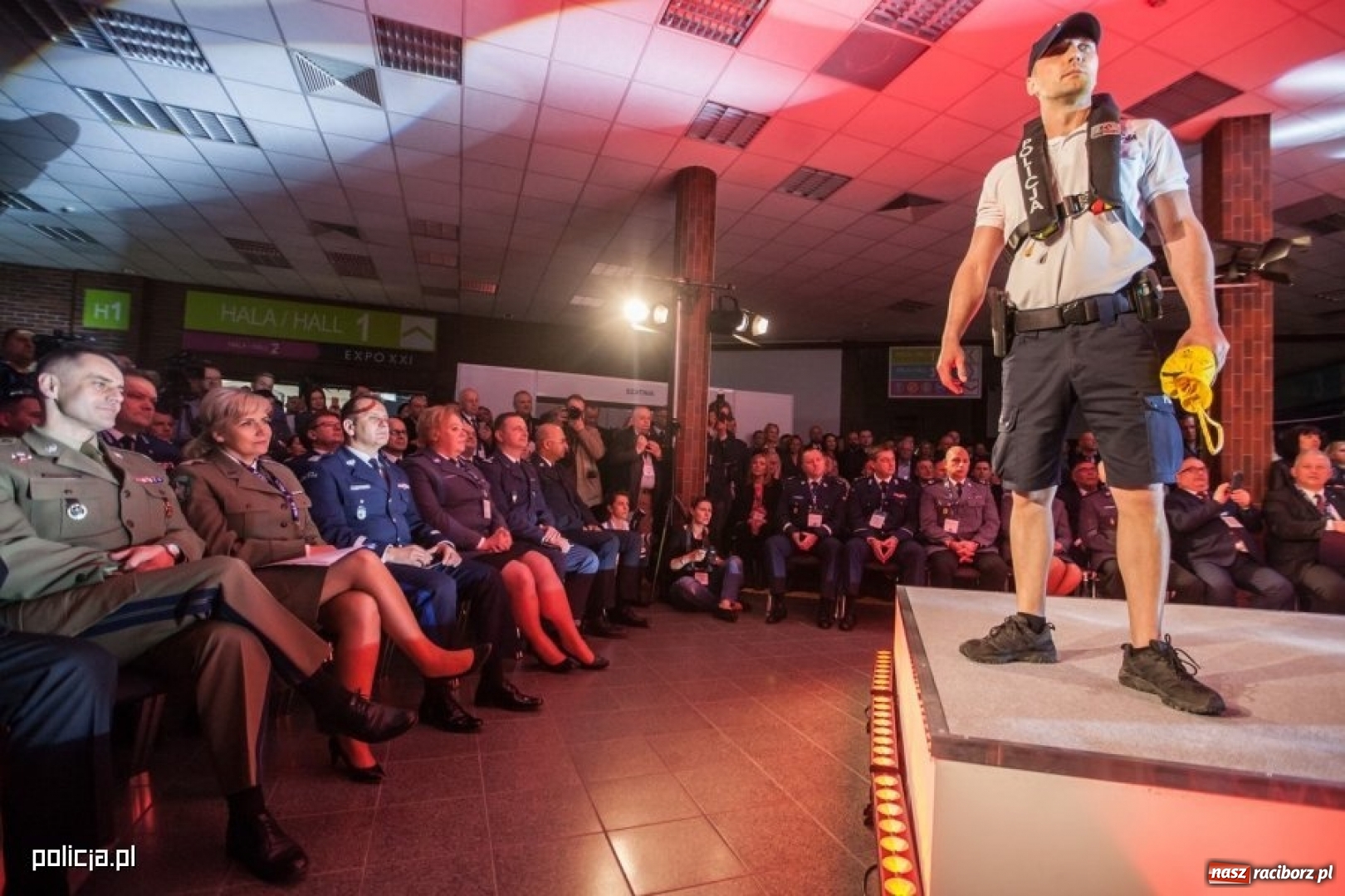 Zdjęcie w galerii na portalu naszraciborz.pl: Jak wam się podoba nowe oznaczenie radiowozów i umundurowanie policji [FOTO] wiadomości z regionu
