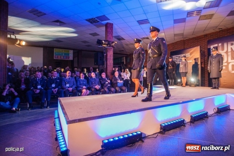 Zdjęcie w galerii na portalu naszraciborz.pl: Jak wam się podoba nowe oznaczenie radiowozów i umundurowanie policji [FOTO] wiadomości z regionu