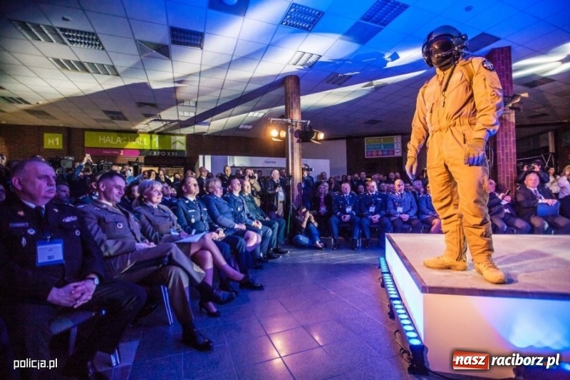 Zdjęcie w galerii na portalu naszraciborz.pl: Jak wam się podoba nowe oznaczenie radiowozów i umundurowanie policji [FOTO] wiadomości z regionu