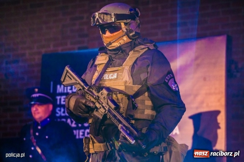 Zdjęcie w galerii na portalu naszraciborz.pl: Jak wam się podoba nowe oznaczenie radiowozów i umundurowanie policji [FOTO] wiadomości z regionu