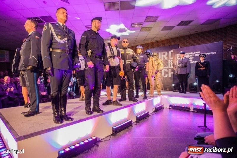 Zdjęcie w galerii na portalu naszraciborz.pl: Jak wam się podoba nowe oznaczenie radiowozów i umundurowanie policji [FOTO] wiadomości z regionu