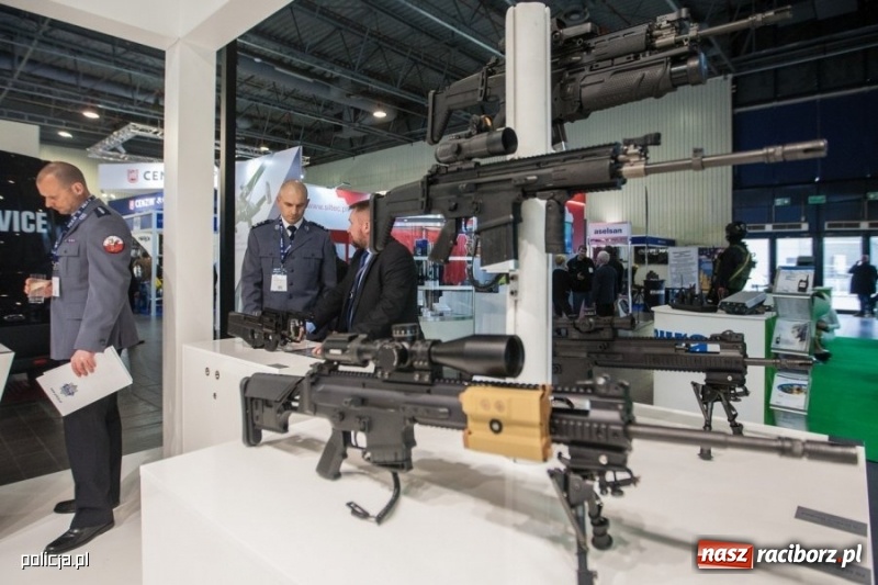 Zdjęcie w galerii na portalu naszraciborz.pl: Jak wam się podoba nowe oznaczenie radiowozów i umundurowanie policji [FOTO] wiadomości z regionu