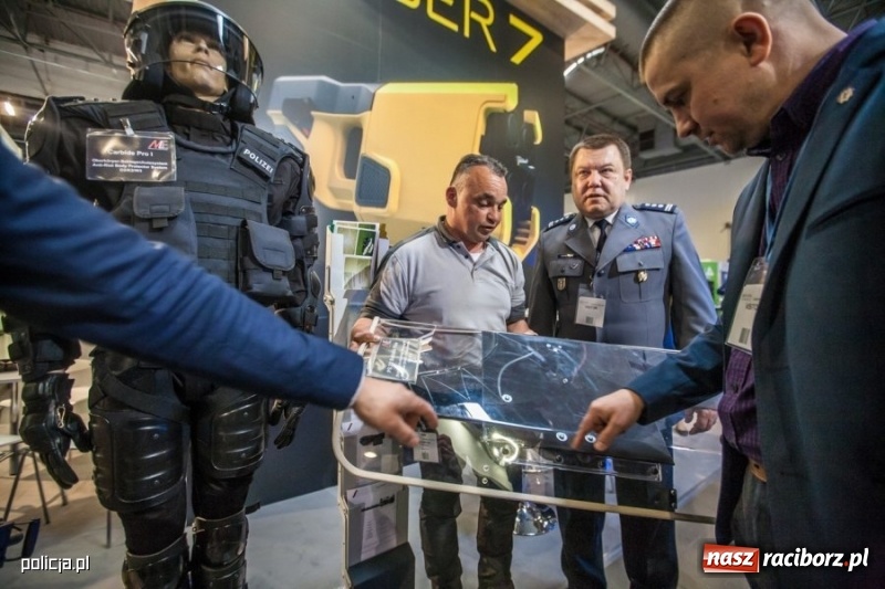 Zdjęcie w galerii na portalu naszraciborz.pl: Jak wam się podoba nowe oznaczenie radiowozów i umundurowanie policji [FOTO] wiadomości z regionu