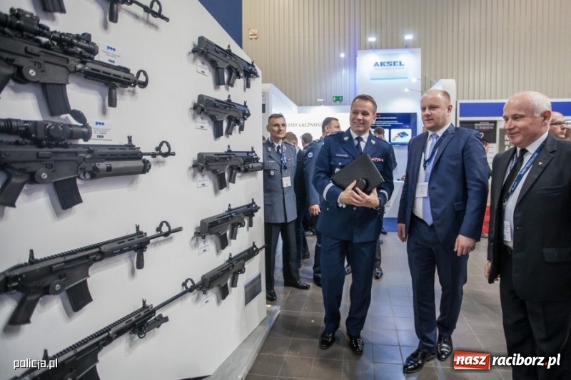 Zdjęcie w galerii na portalu naszraciborz.pl: Jak wam się podoba nowe oznaczenie radiowozów i umundurowanie policji [FOTO] wiadomości z regionu