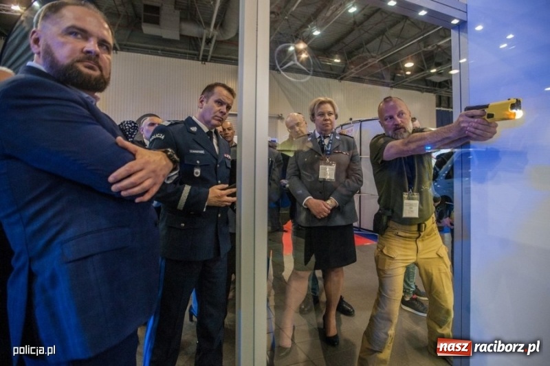 Zdjęcie w galerii na portalu naszraciborz.pl: Jak wam się podoba nowe oznaczenie radiowozów i umundurowanie policji [FOTO] wiadomości z regionu