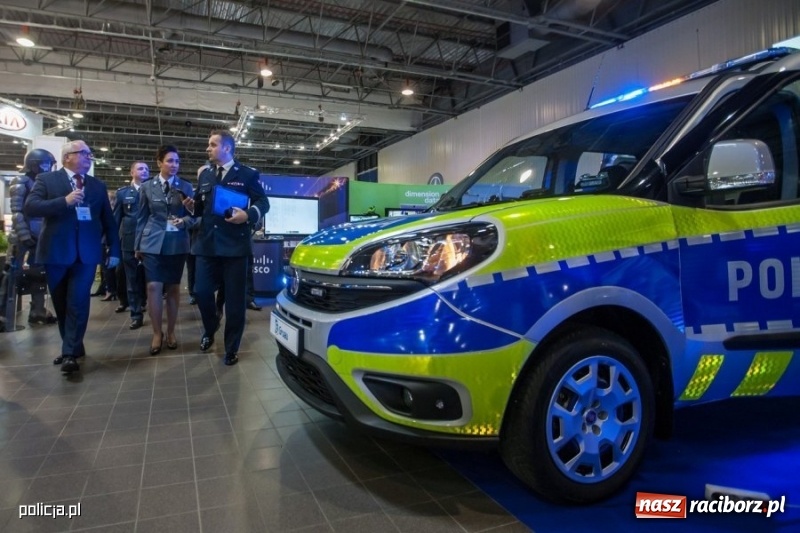 Zdjęcie w galerii na portalu naszraciborz.pl: Jak wam się podoba nowe oznaczenie radiowozów i umundurowanie policji [FOTO] wiadomości z regionu