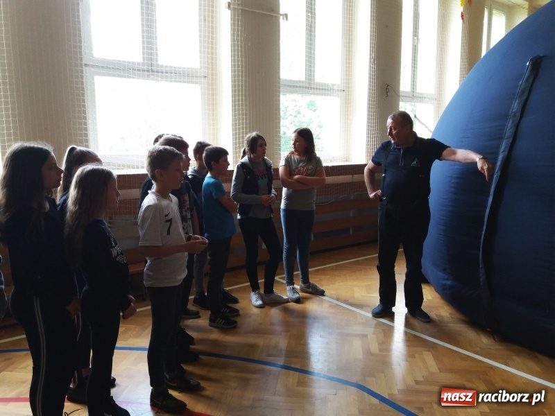 Zdjęcie w galerii na portalu naszraciborz.pl: Mobilne Planetarium gościło w ZSP na Płoni wiadomości z regionu