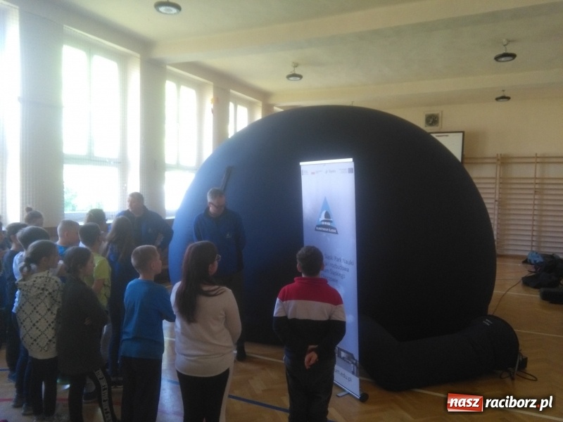Zdjęcie w galerii na portalu naszraciborz.pl: Mobilne Planetarium gościło w ZSP na Płoni wiadomości z regionu