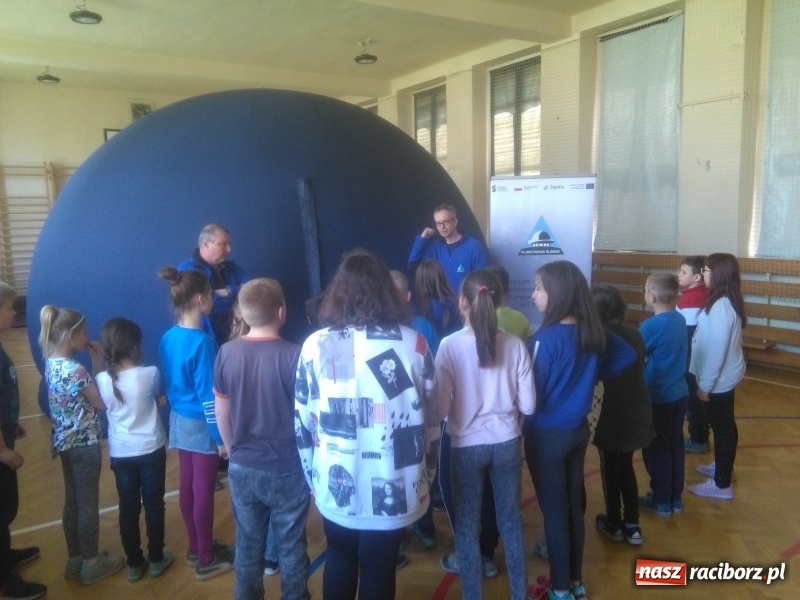 Zdjęcie w galerii na portalu naszraciborz.pl: Mobilne Planetarium gościło w ZSP na Płoni wiadomości z regionu
