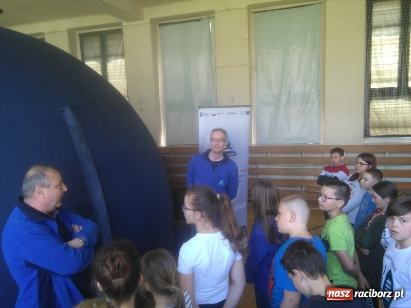 Zdjęcie w galerii na portalu naszraciborz.pl: Mobilne Planetarium gościło w ZSP na Płoni wiadomości z regionu