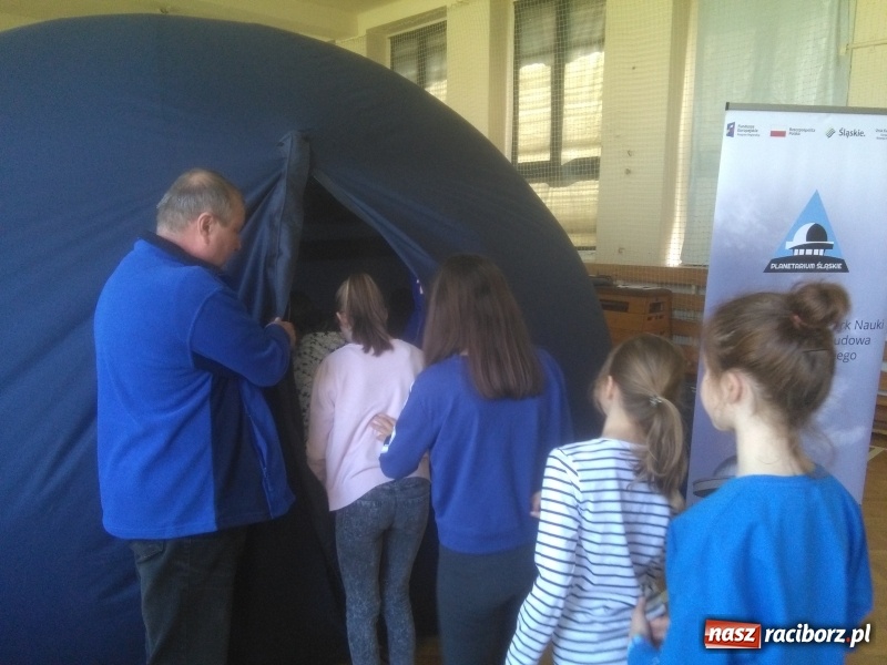 Zdjęcie w galerii na portalu naszraciborz.pl: Mobilne Planetarium gościło w ZSP na Płoni wiadomości z regionu