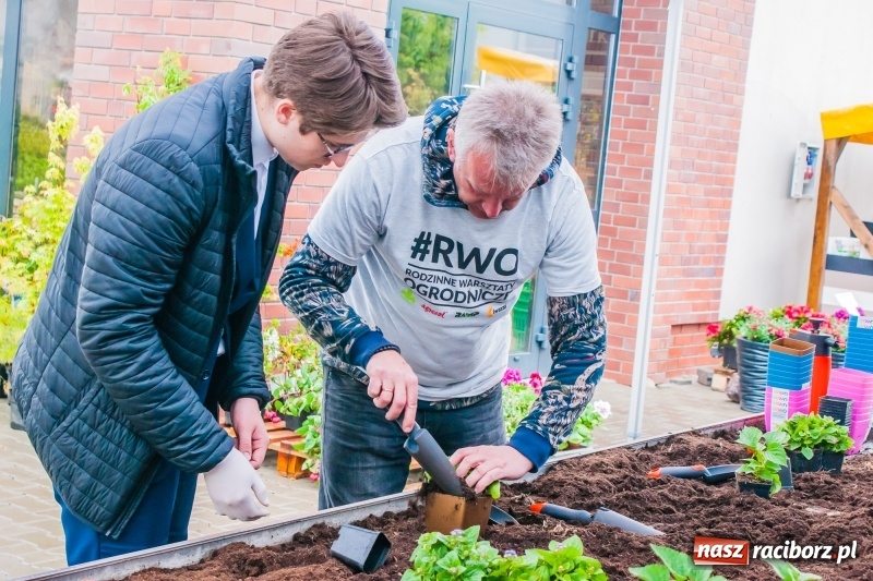 Zdjęcie w galerii na portalu naszraciborz.pl: Czego jeszcze nie wiesz o ogrodzie? Rodzinne Warsztaty Ogrodnicze z Witoldem Czuksanowem w AgroMarkecie wiadomości z regionu