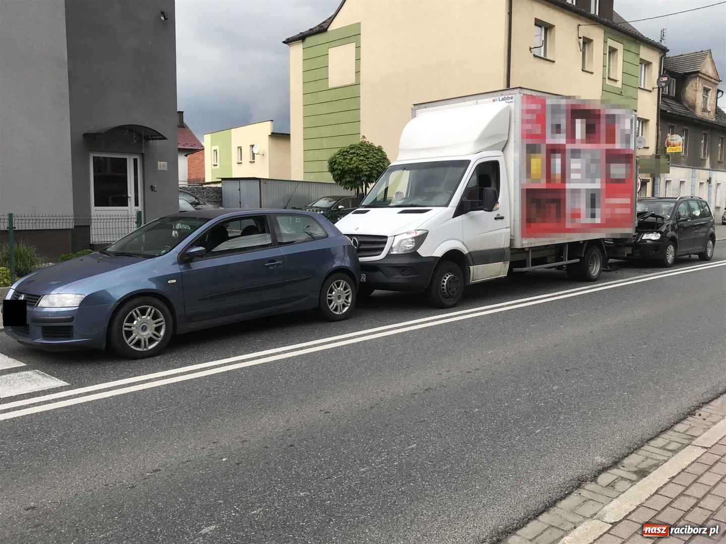 Zdjęcie w galerii na portalu naszraciborz.pl: Trzy samochody zderzyły się na Kozielskiej wiadomości z regionu
