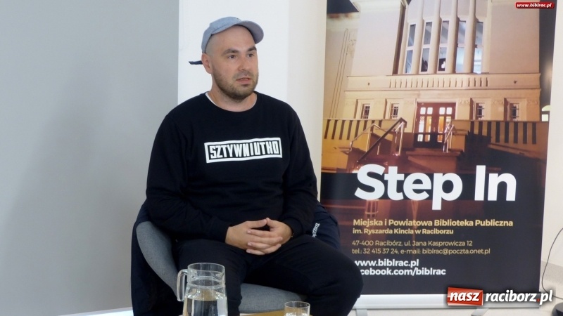 Zdjęcie w galerii na portalu naszraciborz.pl: Autor hitu HBO gościł w raciborskiej bibliotece wiadomości z regionu