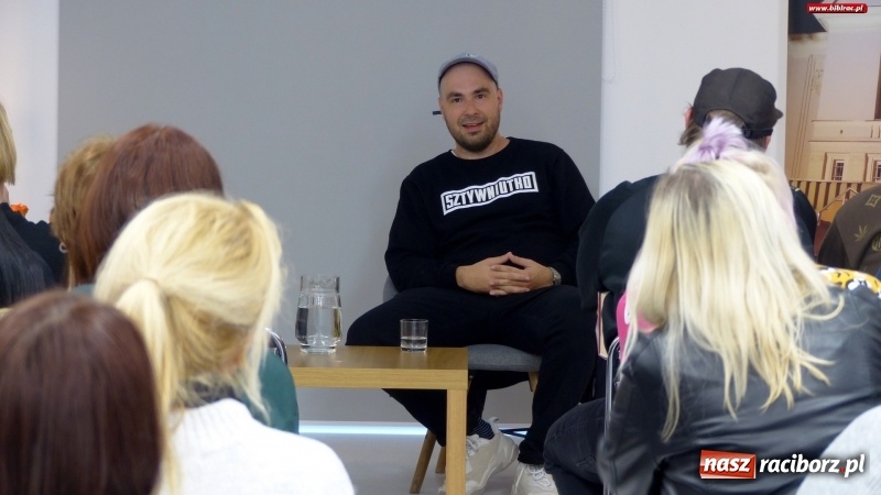 Zdjęcie w galerii na portalu naszraciborz.pl: Autor hitu HBO gościł w raciborskiej bibliotece wiadomości z regionu