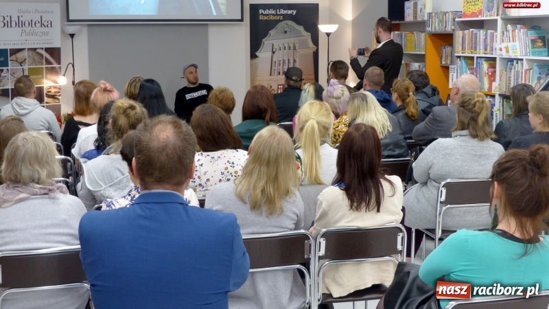 Zdjęcie w galerii na portalu naszraciborz.pl: Autor hitu HBO gościł w raciborskiej bibliotece wiadomości z regionu