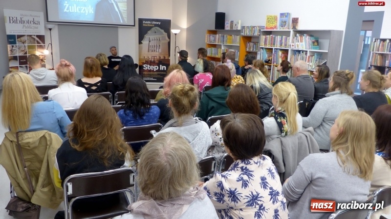 Zdjęcie w galerii na portalu naszraciborz.pl: Autor hitu HBO gościł w raciborskiej bibliotece wiadomości z regionu