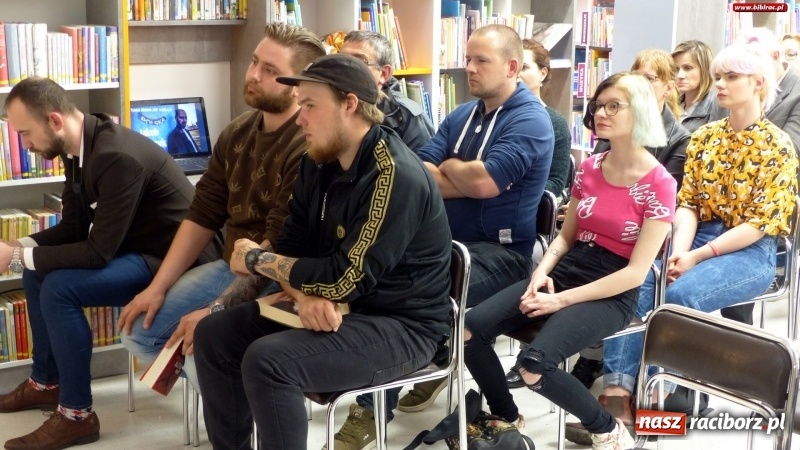 Zdjęcie w galerii na portalu naszraciborz.pl: Autor hitu HBO gościł w raciborskiej bibliotece wiadomości z regionu