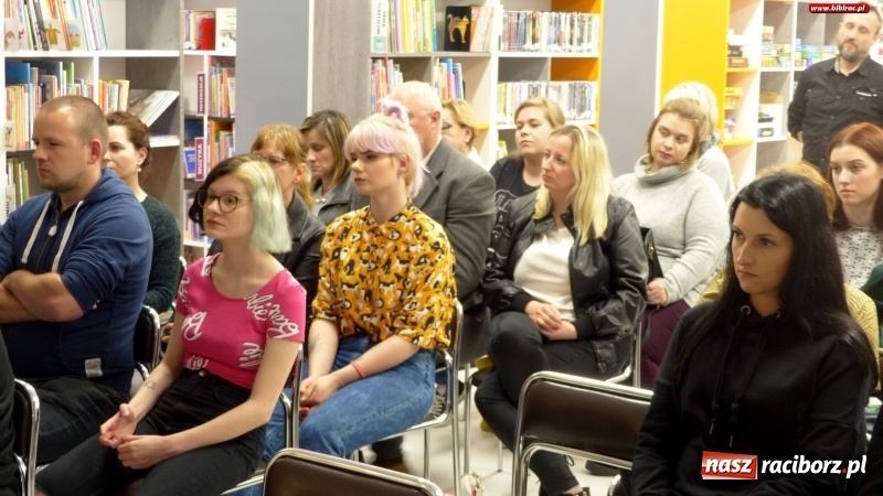 Zdjęcie w galerii na portalu naszraciborz.pl: Autor hitu HBO gościł w raciborskiej bibliotece wiadomości z regionu