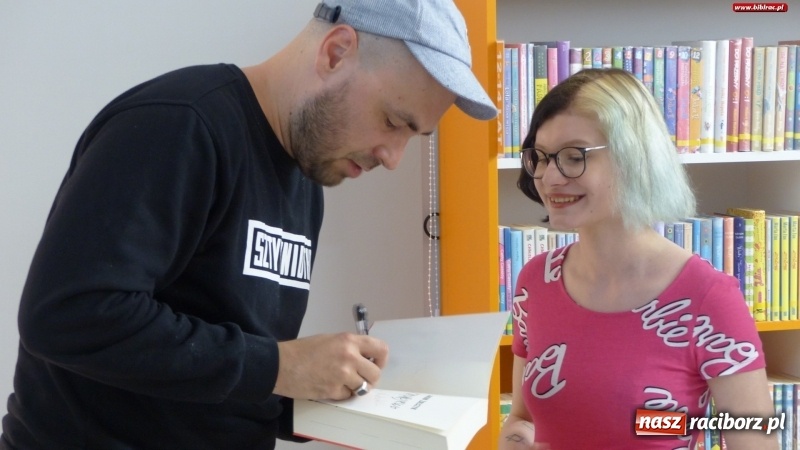 Zdjęcie w galerii na portalu naszraciborz.pl: Autor hitu HBO gościł w raciborskiej bibliotece wiadomości z regionu