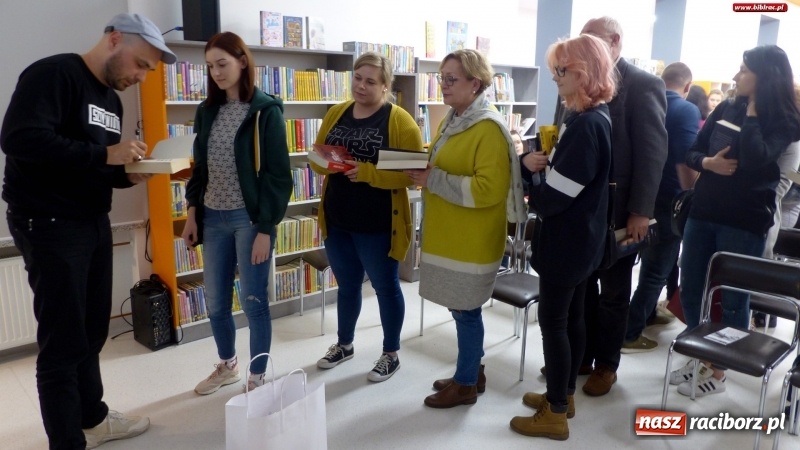 Zdjęcie w galerii na portalu naszraciborz.pl: Autor hitu HBO gościł w raciborskiej bibliotece wiadomości z regionu