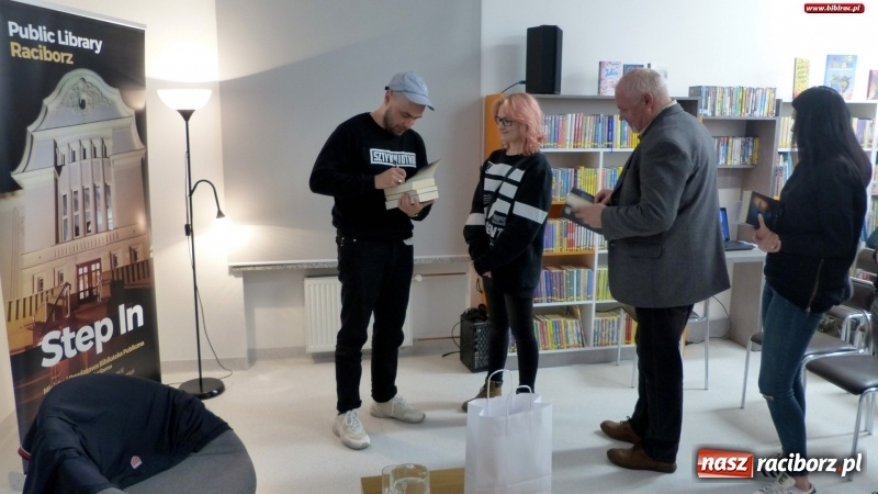 Zdjęcie w galerii na portalu naszraciborz.pl: Autor hitu HBO gościł w raciborskiej bibliotece wiadomości z regionu