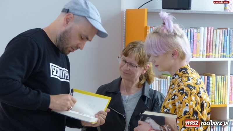 Zdjęcie w galerii na portalu naszraciborz.pl: Autor hitu HBO gościł w raciborskiej bibliotece wiadomości z regionu