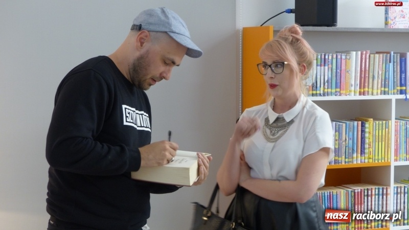 Zdjęcie w galerii na portalu naszraciborz.pl: Autor hitu HBO gościł w raciborskiej bibliotece wiadomości z regionu
