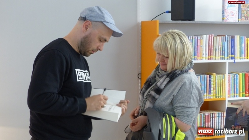 Zdjęcie w galerii na portalu naszraciborz.pl: Autor hitu HBO gościł w raciborskiej bibliotece wiadomości z regionu