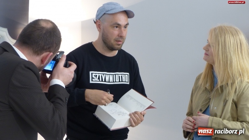 Zdjęcie w galerii na portalu naszraciborz.pl: Autor hitu HBO gościł w raciborskiej bibliotece wiadomości z regionu